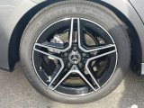 【アルミホイール】18インチのAMG5スポークアルミホイールを装着