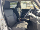 前席はゆったりしたシート形状で、運転席と助手席の間にも移動しやすい空間があります。窓から光が入り、座ったまま周囲を確認しやすい、明るい室内です。