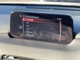 【7インチマツダコネクト】車内の雰囲気にマッチした大型のディスプレイ。スマホ接続でのナビ使用やBluetooth再生等、様々な機能が楽しめます。直感的なダイヤル操作が可能で、使い勝手も良好です。