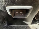 後席中央では携帯の充電も出来ます♪使いたいときに充電が無くて使えないことがよくあるハンディファンも、こちらで充電出来ます!!!
