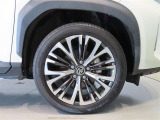 純正のアルミホイール装着車です。タイヤサイズは215/50R18です。