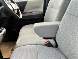 運転席にはアームレストが付いてます。