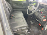 運転席と助手席が並ぶ前席は、乗り降りしやすい開口部と足元のゆとりが魅力です。シートにはステッチ入りの表情があり、すっきりした視界で運転に臨めます。