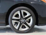 純正のアルミホイール装着車です。タイヤサイズは215/45R17です。