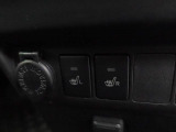 【シートヒーター】運転席と助手席をそれぞれ独立して操作できるため、座る人と室内温度にあわせた快適なシート温度が得られます♪