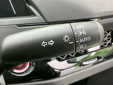 レバーに表示がまとめられており、必要な設定を手元で見分けやすい仕様です。運転席から確認しやすい位置に配され、日常の運転時も迷いにくく、スムーズな操作をサポートします。