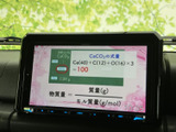 後方の様子を画面で確認しながら駐車でき、車庫入れや狭い場所での取り回しをサポートします。目安となるガイド線も表示され、距離感をつかみやすい装備です。
