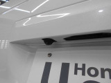 車の後方に小型カメラが付いておりバックする際の後方の様子をモニター上に表示します。