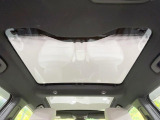 【パノラマルーフ】大型のガラスルーフ搭載で車内の解放感が一気にアップ!開放的なドライブをお楽しみいただけます。