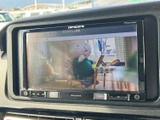 車内のモニターでテレビ番組を楽しめる装備です。お出かけ先での休憩中など、停車時に映像を視聴でき、待ち時間を過ごす際にも便利。日々の移動にうれしいエンタメ機能です。