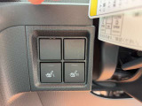 【シートヒーター】座席の内蔵ヒーターで身体を直接温める機能。エアコンより早く温まり、冬の車内でも即座に快適です。エンジンの温まりを待たずに済むため、寒い朝の始動直後に重宝される必須の快適装備です。