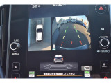 シフトレバーをリバースにすると連動してバックカメラ、サイドカメラ映像&バックセンサーに切り替わります。スイッチ一つでフロントカメラへの切り替えも出来ます