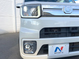 【LEDヘッドライト】悪天候や夜間走行時も良好な視界を確保し安心して運転できる高輝度LEDヘッドライトを装備!点灯速度が早く、消費電力も抑えられています。