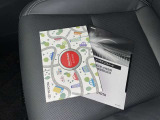 メンテナンスノート、取扱説明書です。 その車の整備記録が事細やかに記録されています。 車が生まれてから今までどのような道を歩んできたのか判るとても重要な物ですよ。