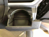 便利なドリンクホルダーが付いています。