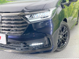 【LEDヘッドライト】悪天候や夜間走行時も良好な視界を確保し安心して運転できる高輝度LEDヘッドライトを装備!点灯速度が早く、消費電力も抑えられています。