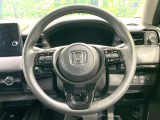 インテリアに合わせたデザインのステアリングは、運転される方のことも考え、運転しやすい形状、大きさです。是非一度、実際に触ってお確かめください。