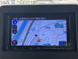 現在地周辺の地図が表示され、道路や周辺施設を画面上で確認できます。地図を見ながら目的地までの道順を把握しやすく、初めて訪れる場所へのお出かけにも役立つナビゲーションです。