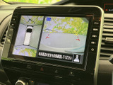 車両周辺を画面で確認できる表示に加え、上から見たような車両周囲の映像も表示されます。駐車時など周囲の状況を把握したい場面で役立ち、安全確認をサポートする便利な装備です。
