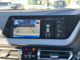 車両周囲の状況を画面で確認でき、駐車時の周辺確認をサポートします。画面内には車両を上から見た表示もあり、狭い場所での位置確認にも活用いただけます。