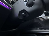 ステアリングは電動調整が可能。シートエントリー機能も搭載しドライバーに合わせた快適なポジション設定とスムーズな乗降を実現します。