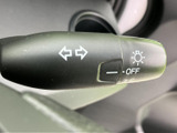 レバー上の表示が見やすく、操作に必要なマークを手元で確認できます。運転席から手を伸ばしやすい位置にあり、日常の運転時にも扱いやすい装備です。