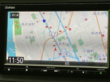 地図表示で目的地までの道順を確認でき、画面下には音量や再生操作のボタンも配置。移動先の検索から音楽の再生まで、日々のお出かけをサポートします。