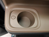 カップホルダーは運転席や助手席からちょうど手の届く位置です!!