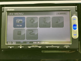 FM・AMやCD、USBなどの選択項目が画面に並び、使いたい音源を確認しやすい表示です。日常の移動中も好みに合わせて音楽を選べ、メニューから操作内容を把握しやすいのも魅力です。