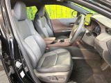 運転席まわりには十分なスペースがあり、大柄な方でもゆったり運転していただける環境です。