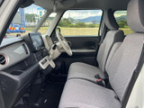シートに加えて運転席まわりも見渡せる、広がりのある室内空間です。窓から自然光が入り、明るい雰囲気で乗り降りもスムーズ。前席に座った際の視界も確保しやすい印象です。