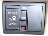 【両側スライドドア】駐車場で隣の車との間隔が狭く乗りにくい時、スライドドアなら安心!ドアオープン時も幅を取らず、開口部が広いので乗り降りがとっても簡単です。大きな荷物の出し入れも後席から可能♪