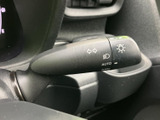 レバーには操作内容を示す表示があり、手元で確認しやすい配置です。運転中に必要となるスイッチ類がまとめられており、日常の操作をスムーズに行えます。