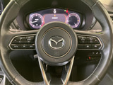 手元にオーディオや運転支援関連のスイッチがまとまり、視線を大きく動かさずに確認しやすい配置です。各ボタンの表示も見やすく、日常の操作をサポートします。