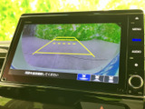 後方の様子を画面で確認でき、駐車時の周囲確認に役立ちます。ガイド表示もあり、車庫入れや狭い場所での取り回しをサポートする便利な装備です。