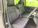 前席は座面と背もたれにゆとりが感じられ、運転席からの視界も確保しやすいレイアウトです。落ち着いた色味のシートで、毎日の移動もリラックスしてお過ごしいただけます。