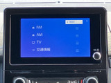 FMやAM、テレビ、交通情報などの項目が画面に並び、使いたい音源を選びやすい構成です。音量調整も手元で行え、日常の移動に合わせて便利に活用いただけます。