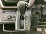 シフトレバーや空調スイッチが運転席まわりに配置され、運転中も手の届く範囲で確認できます。表示を見ながら扱いやすく、日常の乗り降りにも便利なレイアウトです。