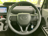 握りやすい形状のステアリングで、運転席から自然に手を添えやすい配置です。正面にはメーターが見渡せ、運転中に必要な情報を確認しながら落ち着いて操作できます。