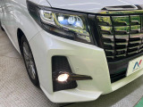【LEDヘッドライト】悪天候や夜間走行時も良好な視界を確保し安心して運転できる高輝度LEDヘッドライトを装備!点灯速度が早く、消費電力も抑えられています。