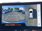 後方の映像に加えて車両周囲の表示と目安線を確認でき、駐車時の位置合わせをサポートします。周囲を目視でも確認しながら、日々の駐車にお役立てください。