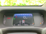 速度や各種情報を確認できる電子表示を中央に配置。必要な情報をまとめて把握しやすく、運転中の視線移動にも配慮された、見やすいメーターまわりです。