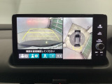 バックギアに入れますとご覧のような画像に自動的に切り替わります。車庫入れ時に役立ちます。