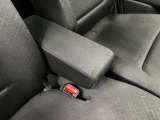 【アームレスト】運転席には、長距離ドライブに優しいアームレストが装備しています。