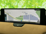 地図を画面に大きく表示し、周辺の道路や現在地を確認しやすいナビ画面です。目的地への道順を把握したい場面でも、視線を移しやすい位置に配置されています。