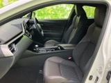 前席のシートに加え、運転席まわりやセンター部分も見渡せる室内です。座面の異なる色使いが落ち着いた雰囲気をつくり、乗り込んだ際の視界や座り心地を実際にご確認いただけます。