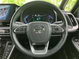 ステアリング上に複数のスイッチを備え、手元で車両の各種機能にアクセスできます。メーターを見ながら操作しやすく、運転中の視線移動を抑えたい方にも便利です。