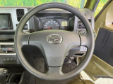 インテリアに合わせたデザインのステアリングは、運転される方のことも考え、運転しやすい形状、大きさです。是非一度、実際に触ってお確かめください。