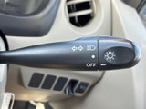 操作しやすいウインカーレバーで、安全な車線変更をサポート。ヘッドライトの操作もスムーズに行えます。