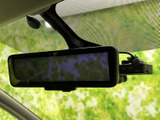 ルームミラー型の画面を備え、後方の様子を車内から確認しやすい装備です。ミラー位置にまとまり、普段の運転で視線を向けやすいのがポイント。日常の駐車や周囲確認をサポートします。便利にお使いいただけます。